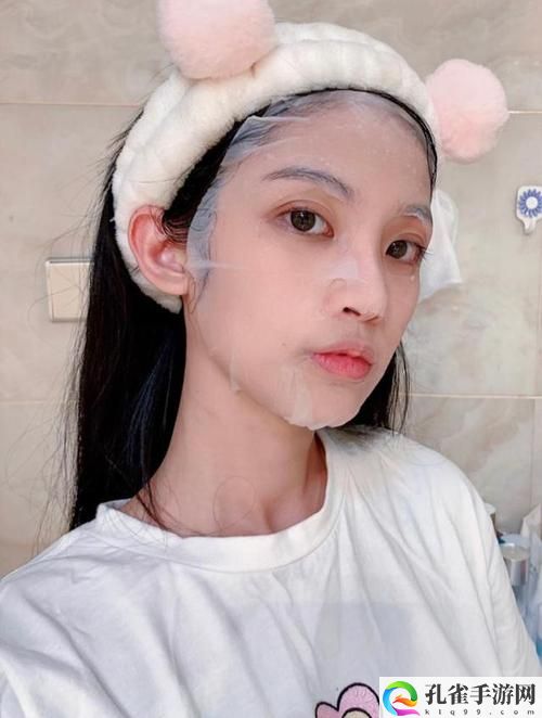 一个在上吃一个在下面敷面膜