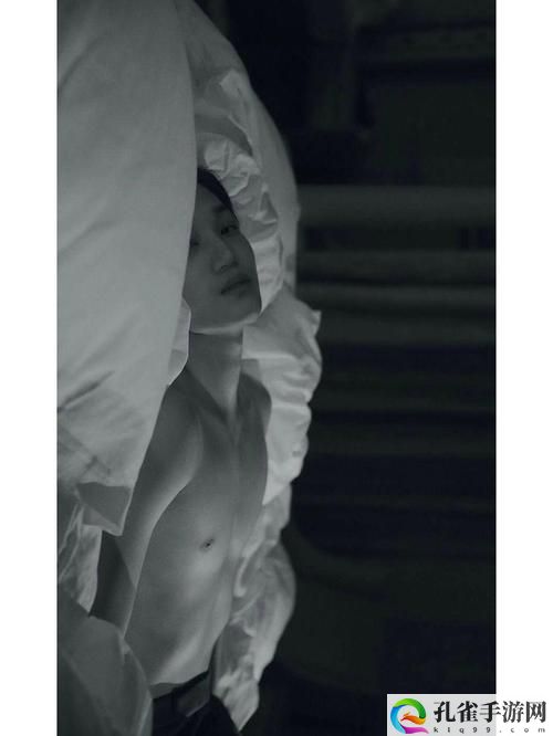 他把手探进我的衣服下摆