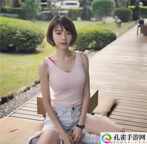 几个装修工人把我压在茶几
