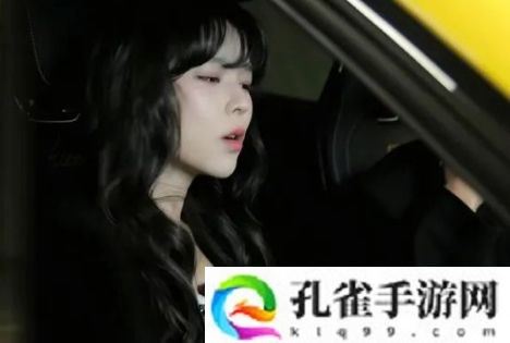 沫子试驾好友小米su7，袜子缺口引热议，网友：有钱人这么节省吗