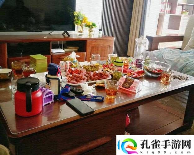 几个装修工人把我压在茶几更新了