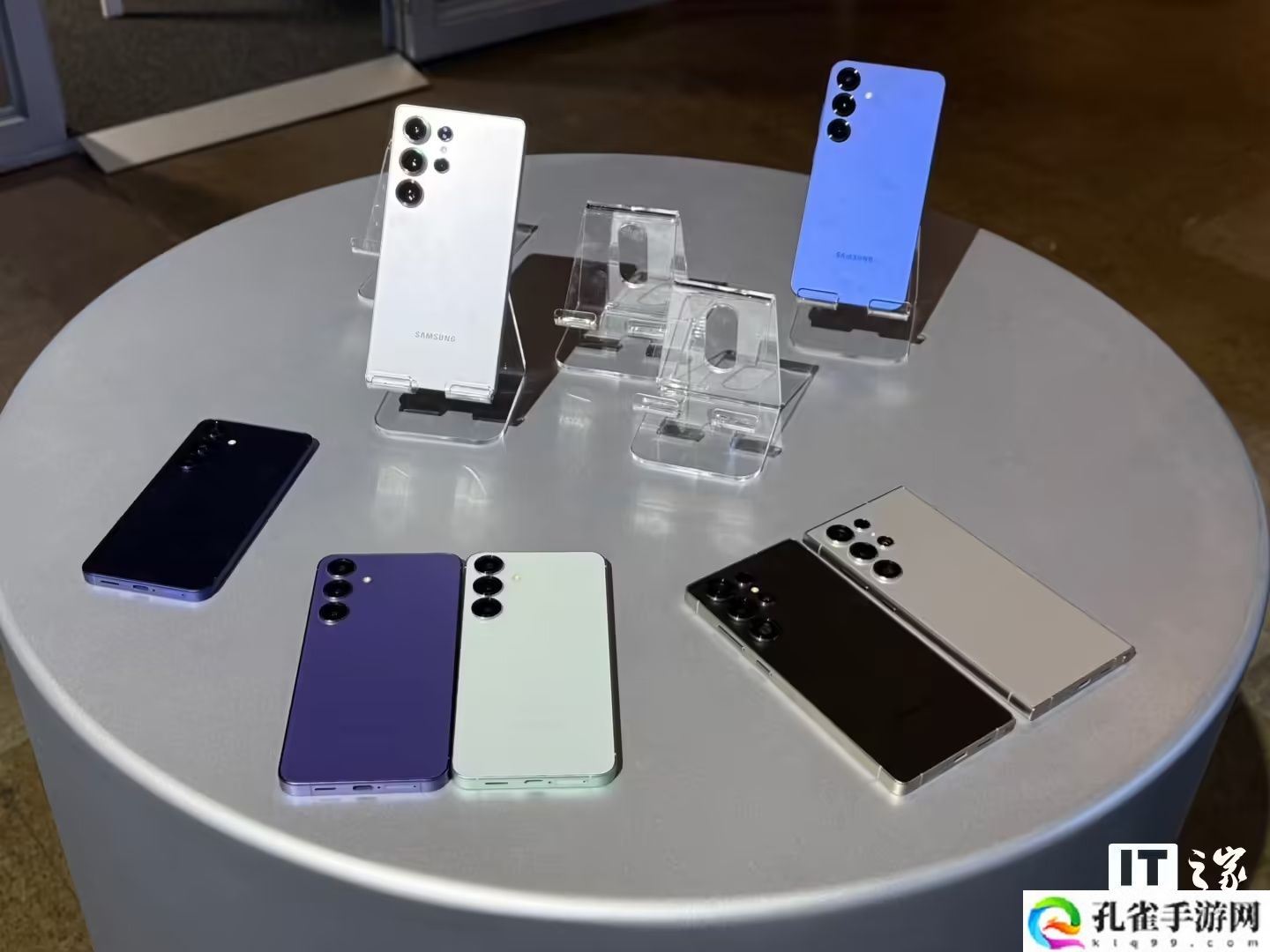 光影交锋实测：三星 3 代旗舰屏幕抗反射效果对比，Galaxy S25 Ultra 手机持续进化