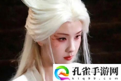 《月鳞绮纪》未播先火，鞠婧祎红衣装扮太好看，陈都灵一人分饰三角