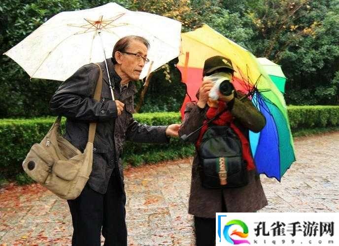 老人雨中船上弄伞