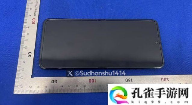 摩托罗拉 Razr 60 Ultra 折叠手机渲染图再曝光