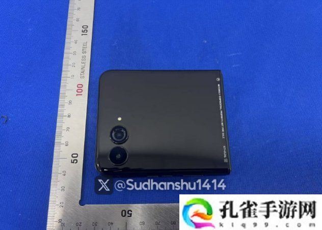 摩托罗拉 Razr 60 Ultra 折叠手机渲染图再曝光
