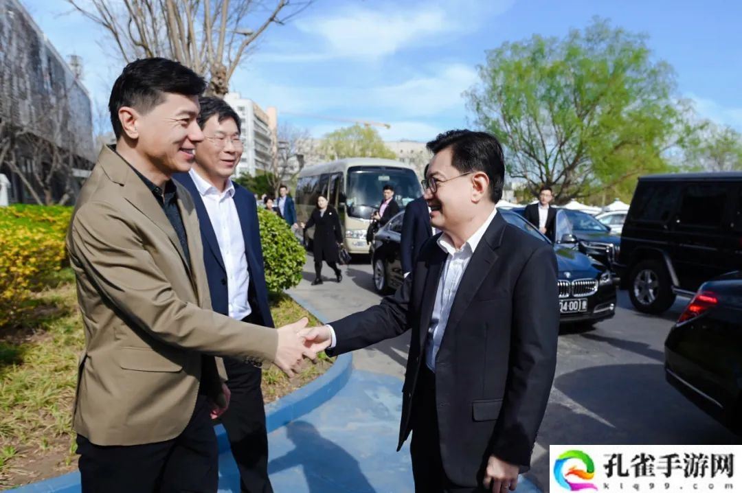 新加坡副总理王瑞杰到访百度，李彦宏陪同试乘萝卜快跑无人驾驶汽车