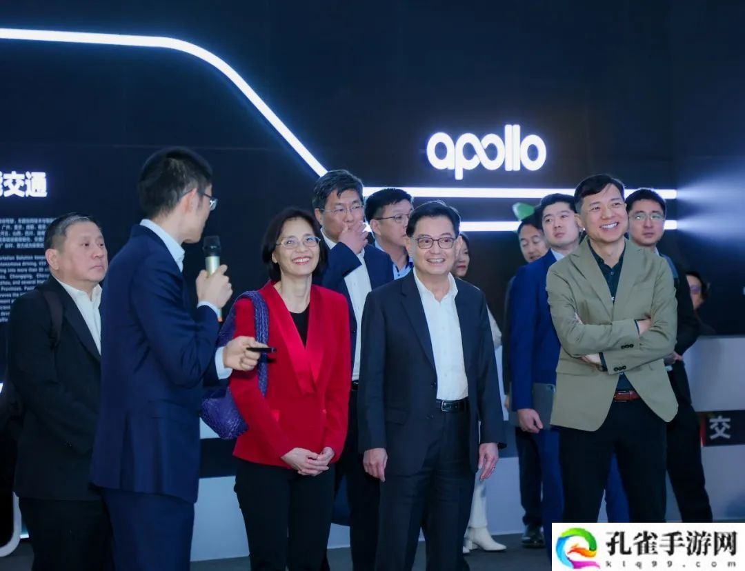 新加坡副总理王瑞杰到访百度，李彦宏陪同试乘萝卜快跑无人驾驶汽车