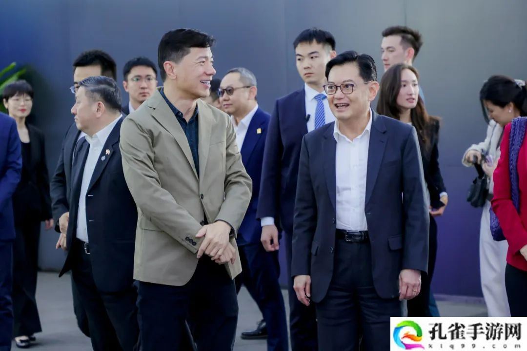 新加坡副总理王瑞杰到访百度，李彦宏陪同试乘萝卜快跑无人驾驶汽车