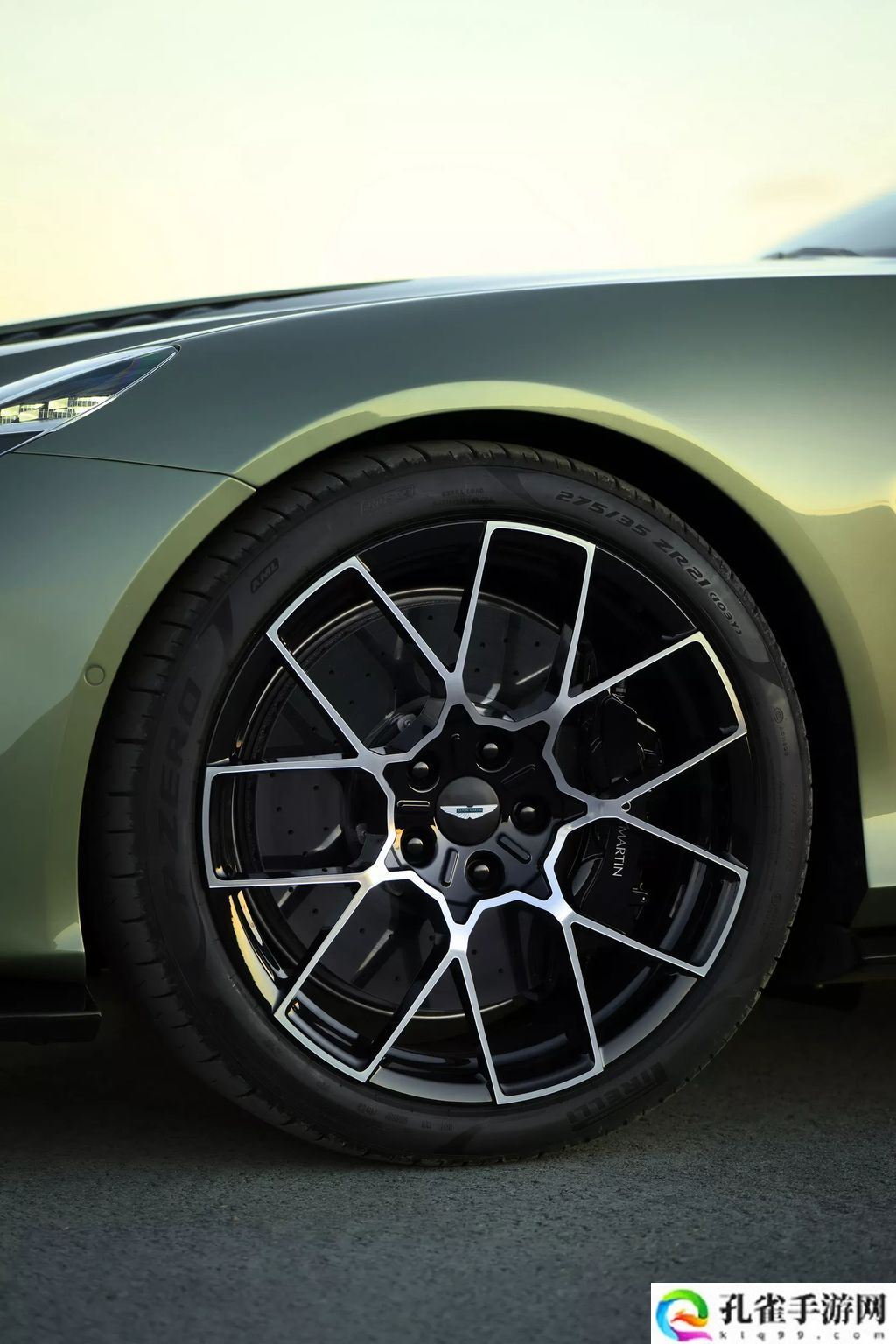 全球最快前置引擎敞篷车：阿斯顿・马丁 Vanquish Volante 咆哮登场，824 马力极速 344 km/h