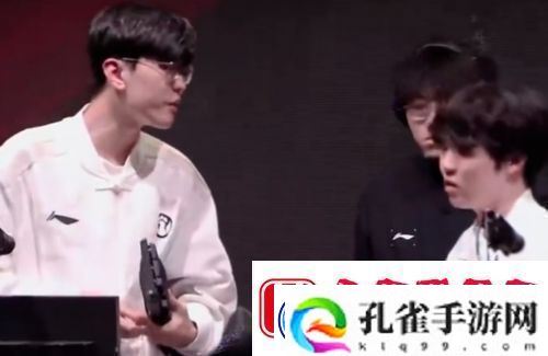 LPL现场女粉殴打工作人员-情绪激动难控制-被强行拉走永久不许观赛