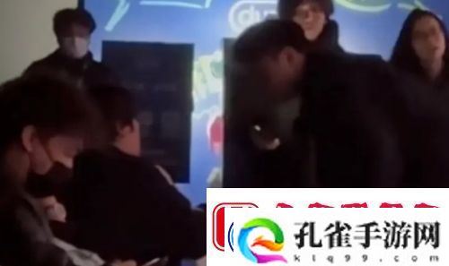 LPL现场女粉殴打工作人员-情绪激动难控制-被强行拉走永久不许观赛