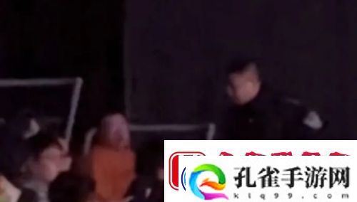 LPL现场女粉殴打工作人员-情绪激动难控制-被强行拉走永久不许观赛