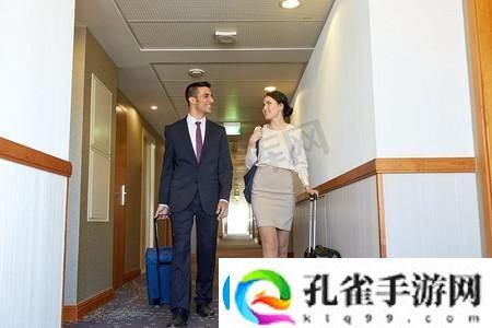 我跟两个外国人在酒店