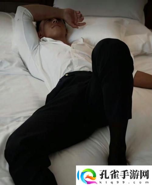 装睡故意把腿张开给公