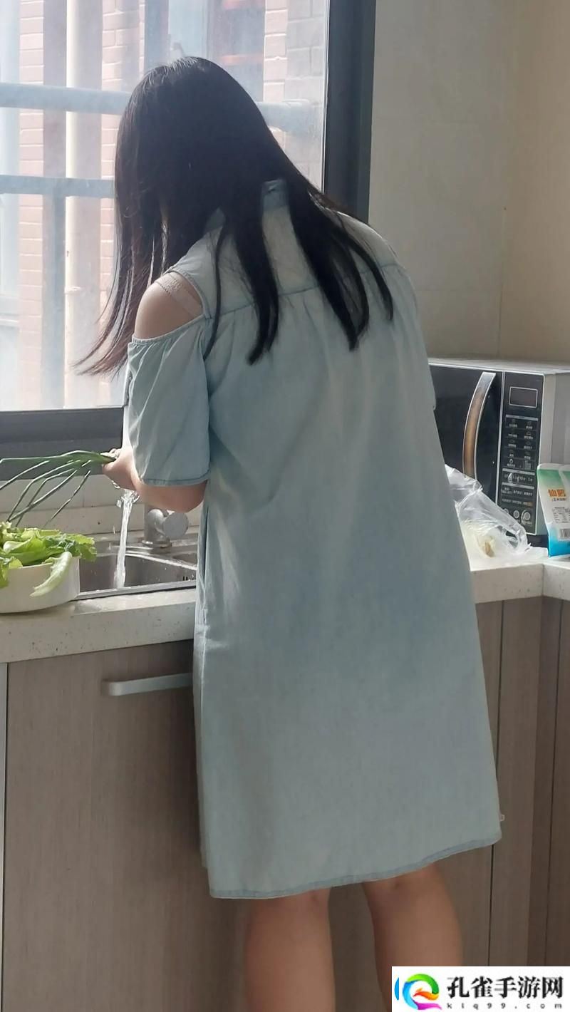 中午妈妈在厨房做饭免费不花钱