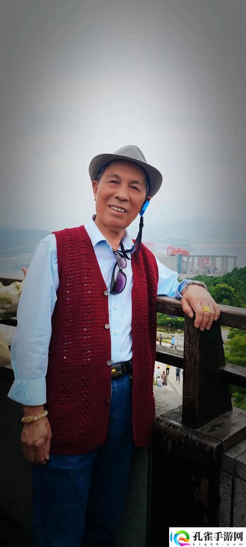 82岁老人找20多岁小伙子上线